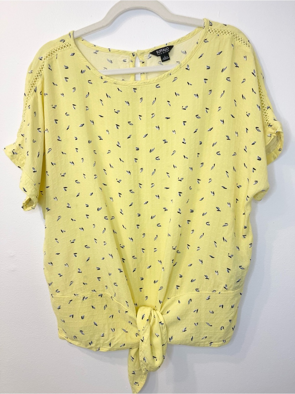 Buffalo David Bitton Yellow Short Sleeve Tie-Front Top Size Large PTP 26” - Picture 4 of 7